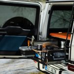 En campingmodul som är anpassad för att passa bilens baggageutrymme, med en bekväm säng, förvaringsutrymmen, en inbyggd kök med gasolspis och vattentank för en bekväm utomhusupplevelse.
