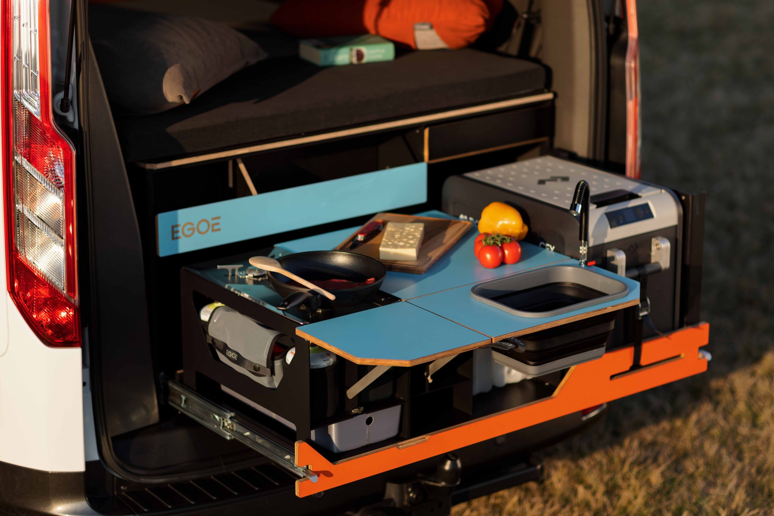Nestbox Roamer 2.0 550 Campingmodull med kök, säng, förvaring, vattentank, gasolspis...