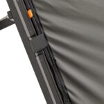 Robust Branch 270 Rugged Hardcover markis monterad på fordon i campingmiljö.