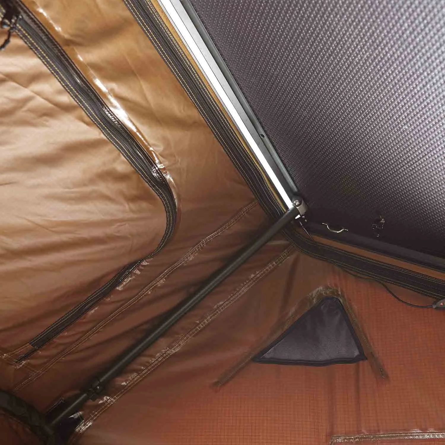 CUMARU UP 145 hårdskalstaktält monterat på bil tak, camping. Taktält hårdskal