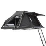 Hybrid taktält monterat på bil – kompakt roof‑top‑tält för camping och äventyr.