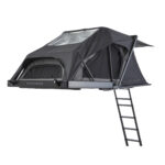 Hybrid taktält monterat på bil – kompakt roof‑top‑tält för camping och äventyr.